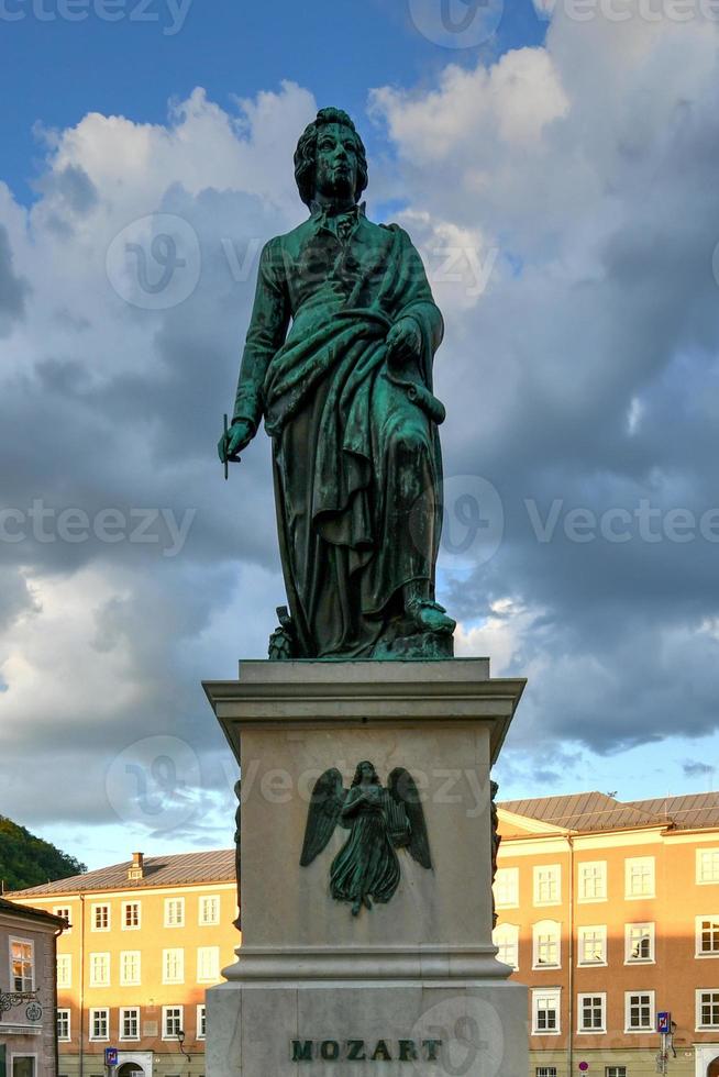 salisburgo Austria luglio 10 2021 nel il centro di il mozartplatz è il mozart statua di ludwig schwanthaler il mozartplatz è collocato nel il centro di salisburgo vecchio cittadina foto