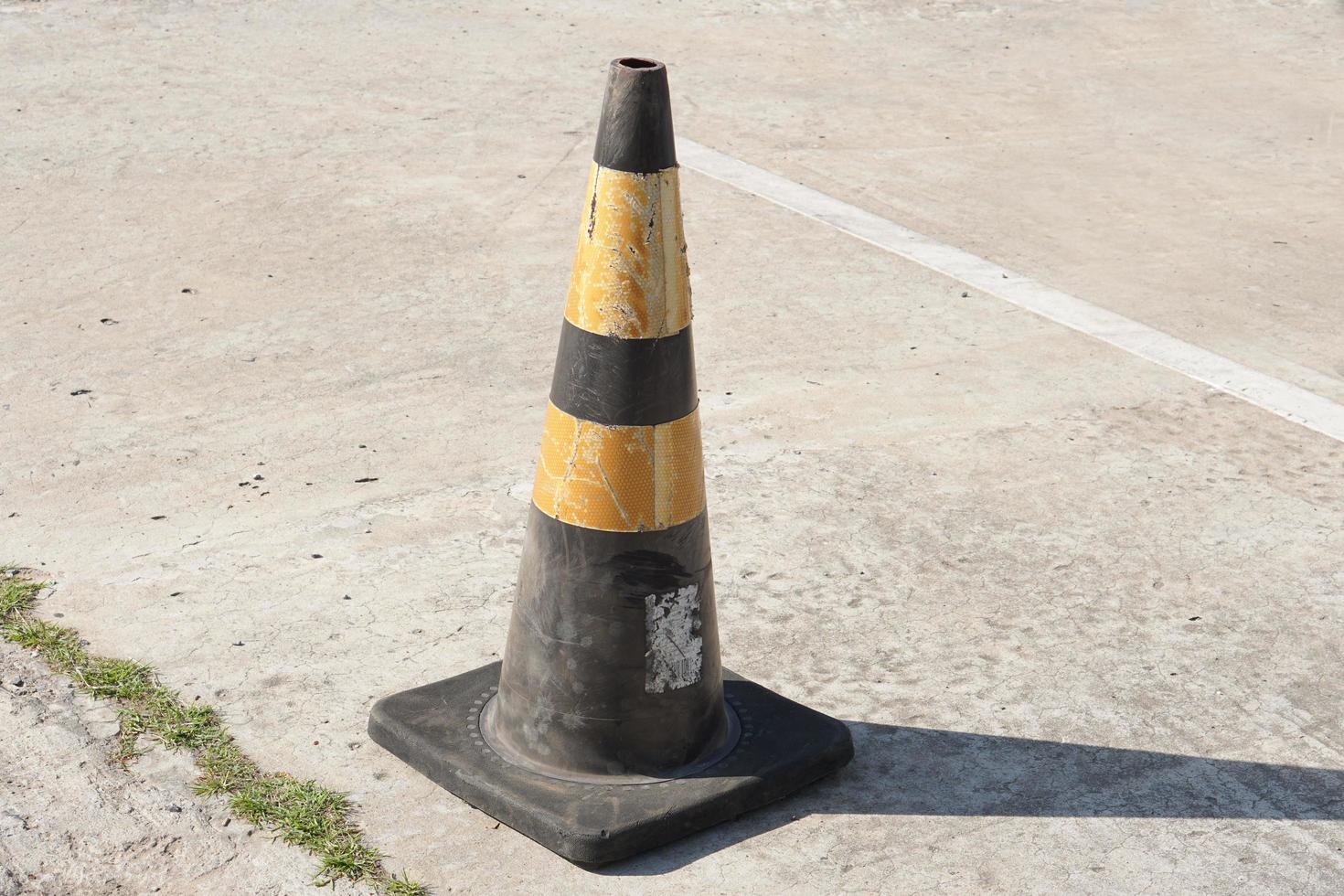 cono sfondo su il strada colpire di un' auto foto