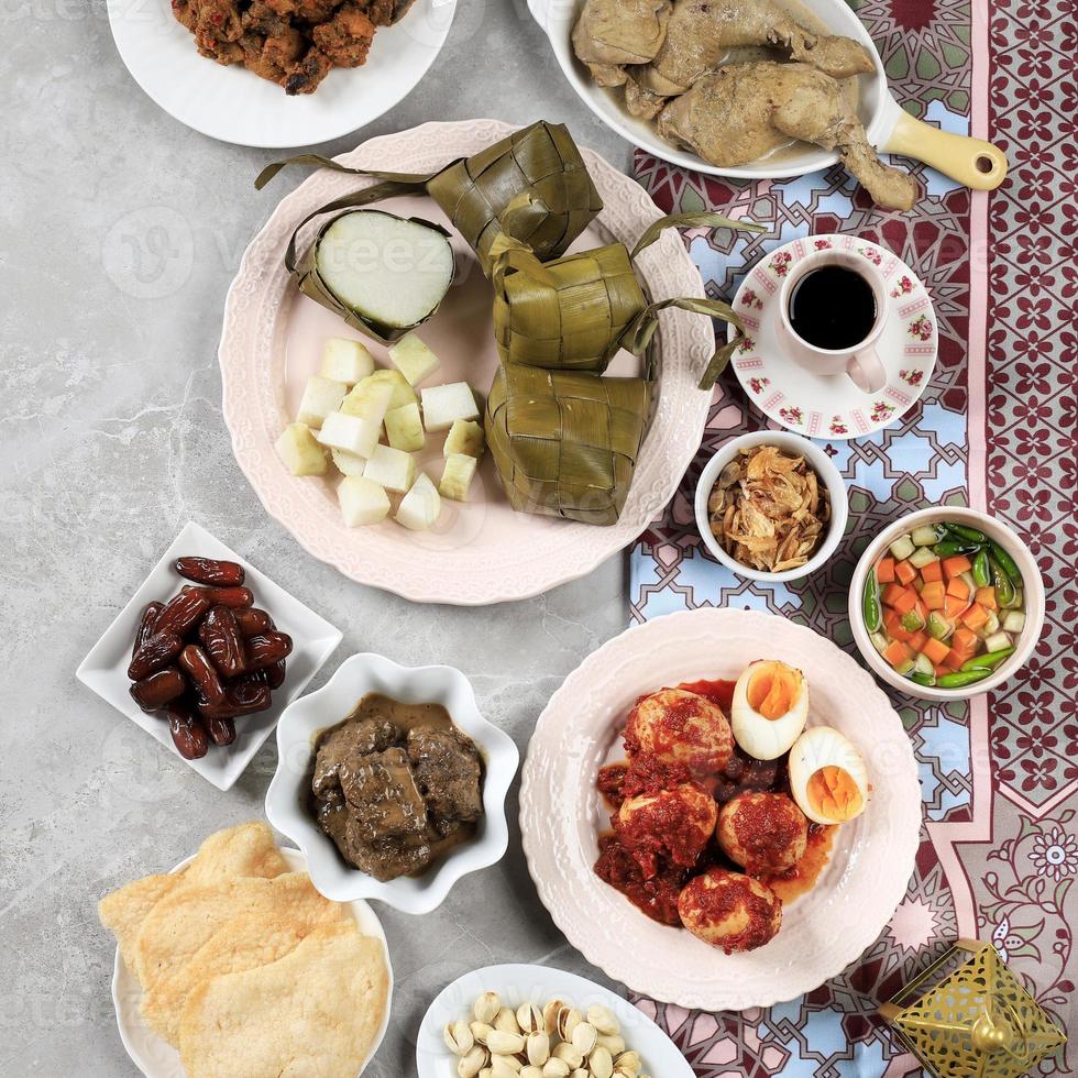 ketupat lebaran set, menu completo del pacchetto servito durante lebaran eid foto