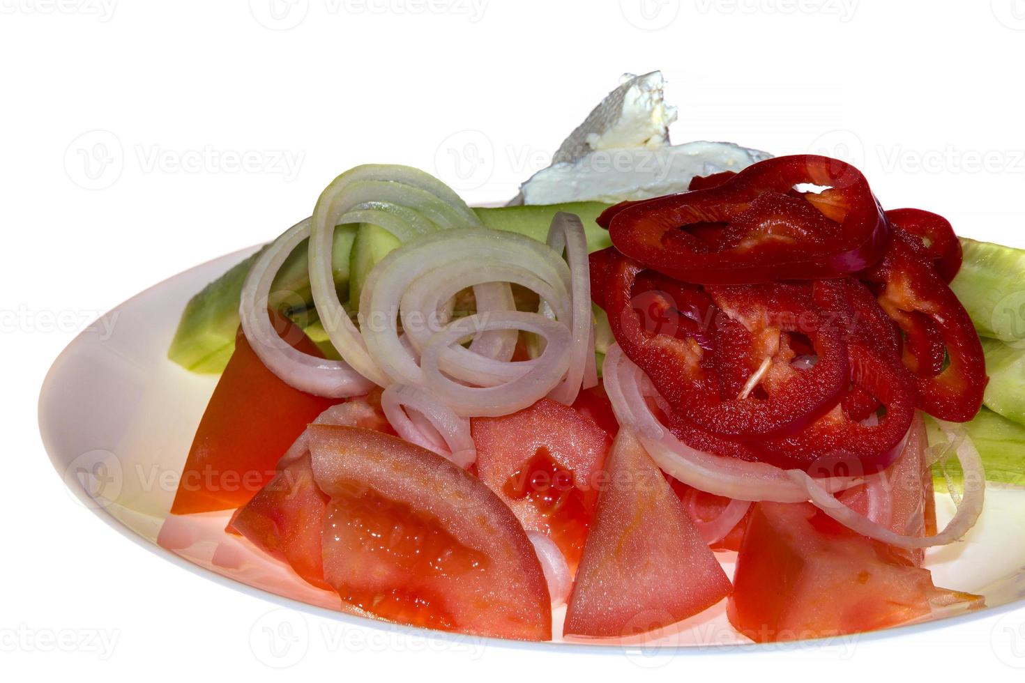 tradizionale greco insalata. pomodori, affettato cetrioli, paprica, cipolla, formaggio nel un' piatto, isolato su bianca sfondo. foto