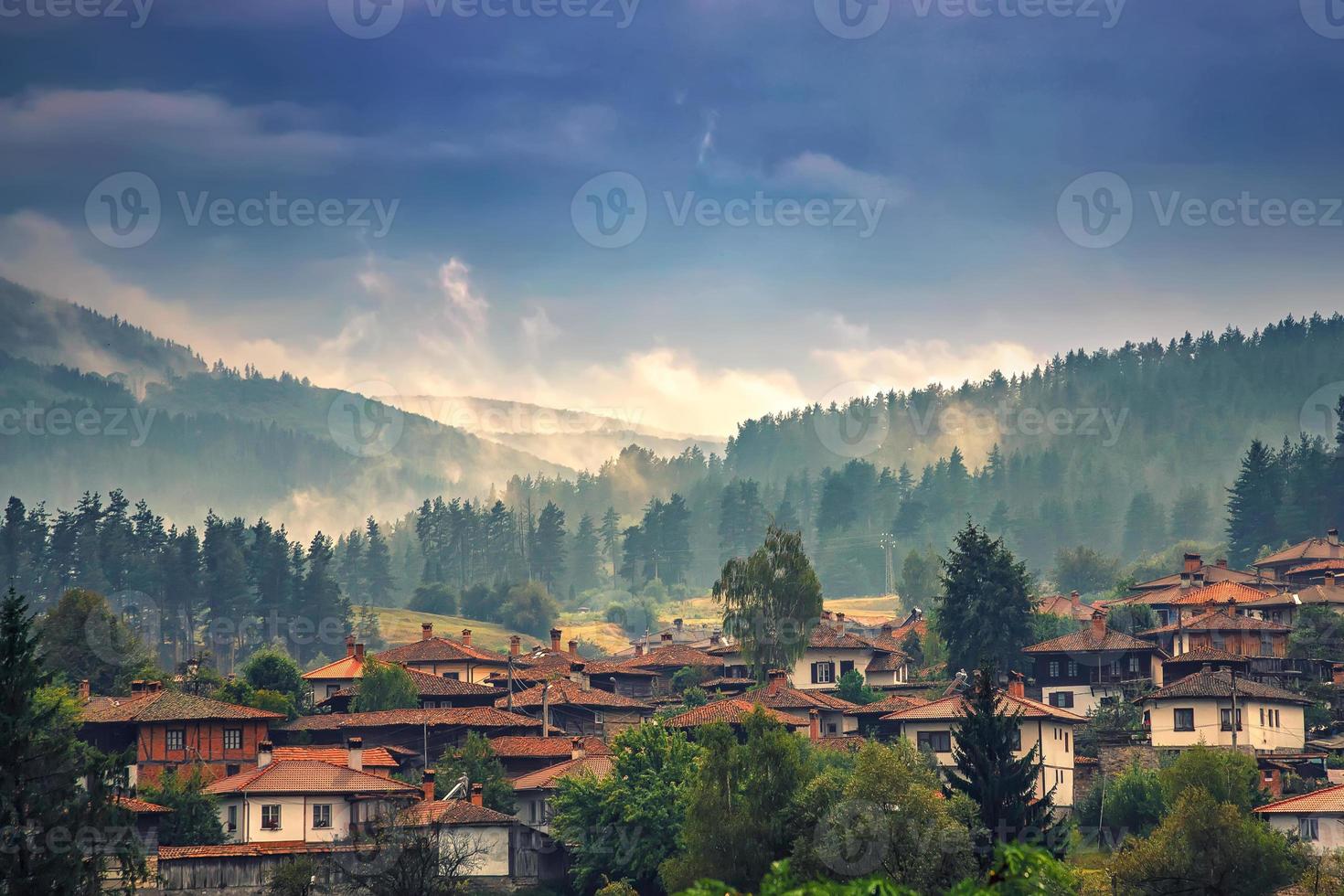 nebbioso paesaggio montagna Visualizza al di sopra di il bellissimo di legno case di il villaggio foto