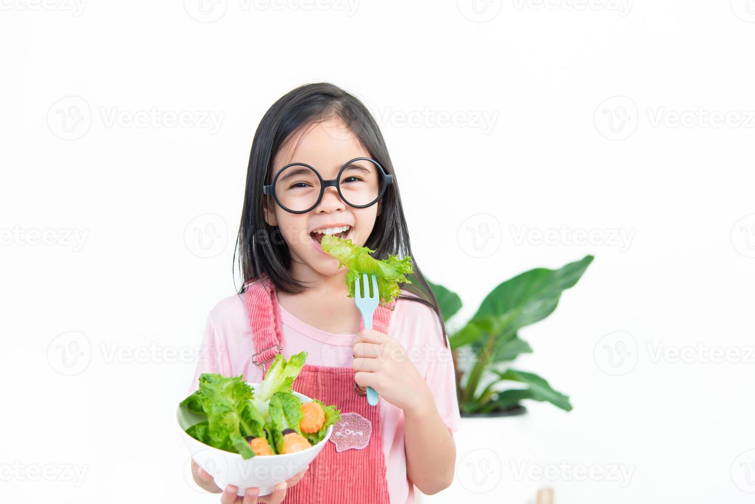 bambini ragazza Asia mangiare verdure foto