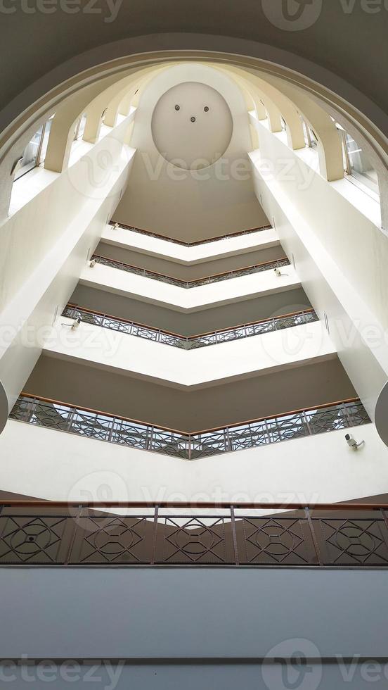 interno Visualizza di atrio sala o foyer fra moderno fra pavimento. foto