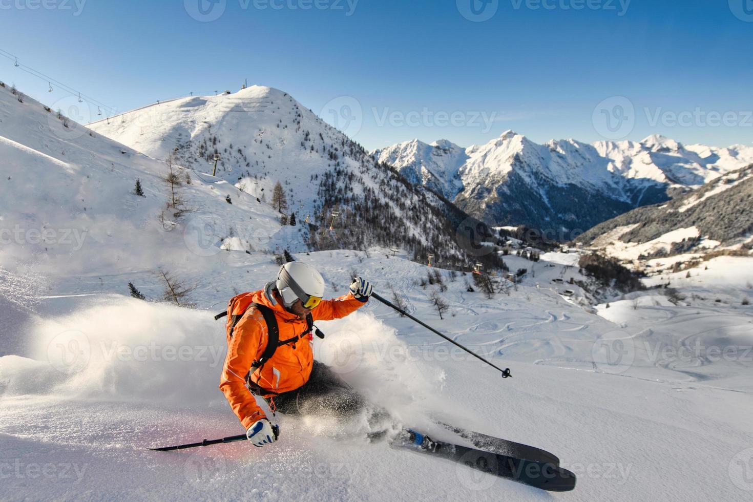 Libero professionista sciatore nel azione foto