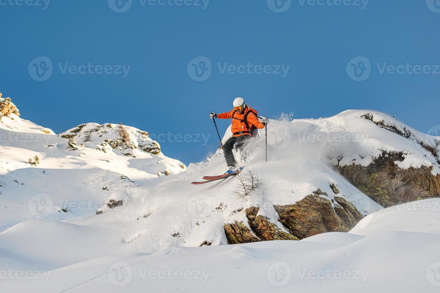 Libero professionista sciatore discende fra rocce foto