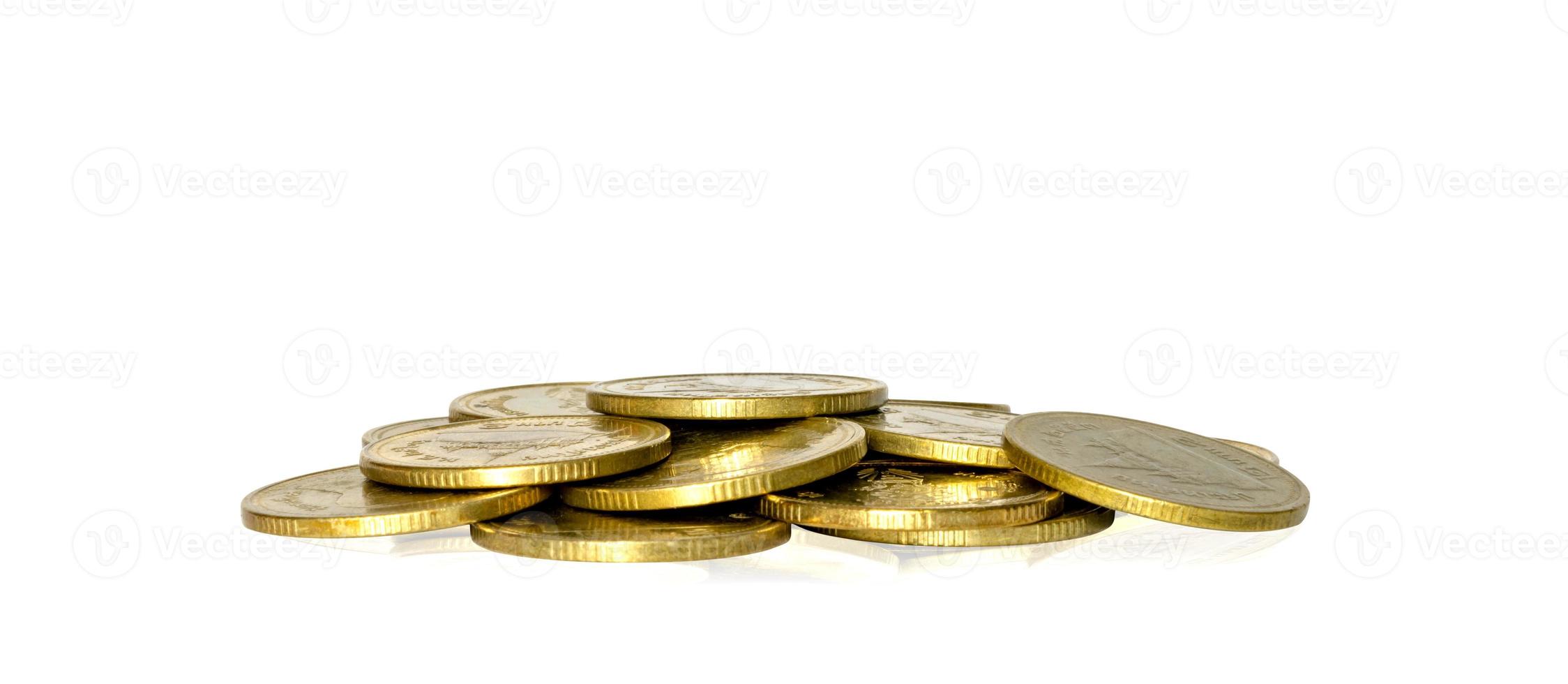 oro monete pile isolato su bianca sfondo foto