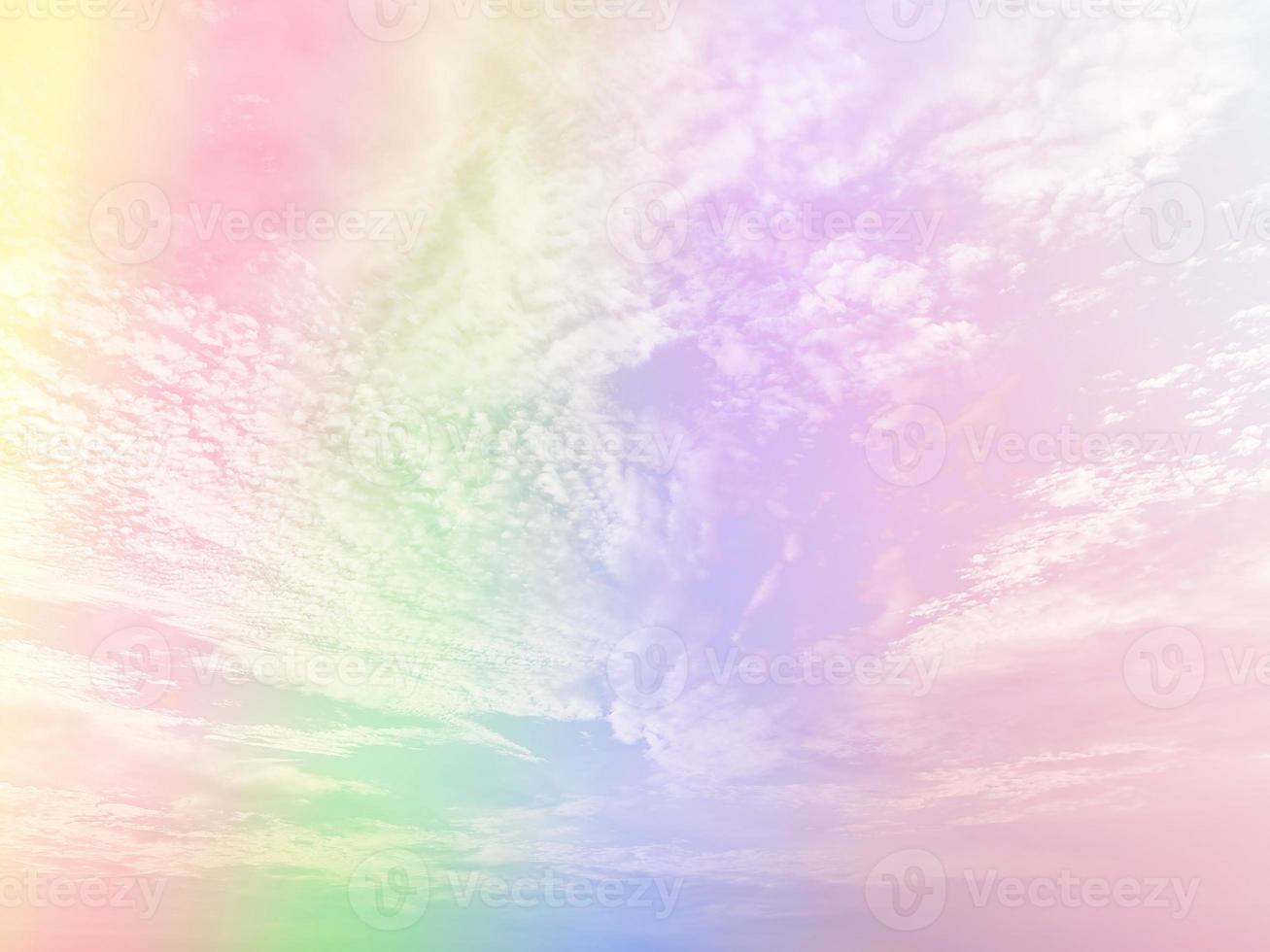 bellezza dolce pastello verde viola colorato con soffice nuvole su cielo. Multi colore arcobaleno Immagine. astratto fantasia in crescita leggero foto