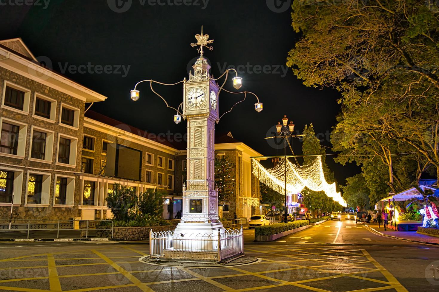 il cittadina Vittoria seychelles.. bellissimo illuminazione per Natale e nuovo anno stagione, il cittadina centro era leggero su con molte di luci vicino il orologio Torre foto