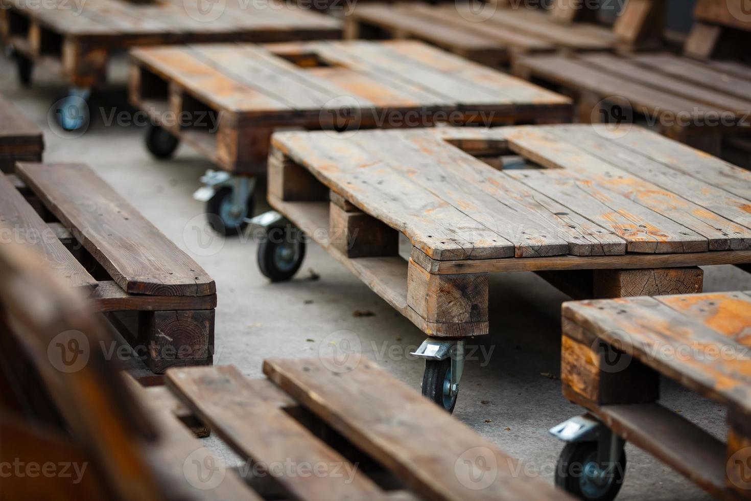 vuoto di legno pallet nel soffitta interno con grunge muri. arredamento di di legno pallet foto