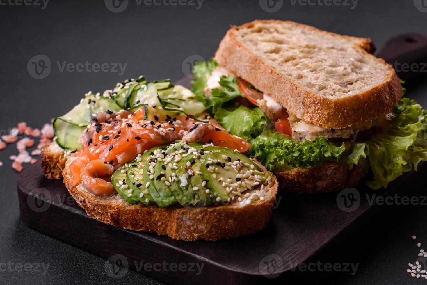 fresco gustoso Sandwich con salmone, avocado e sesamo e lino semi foto