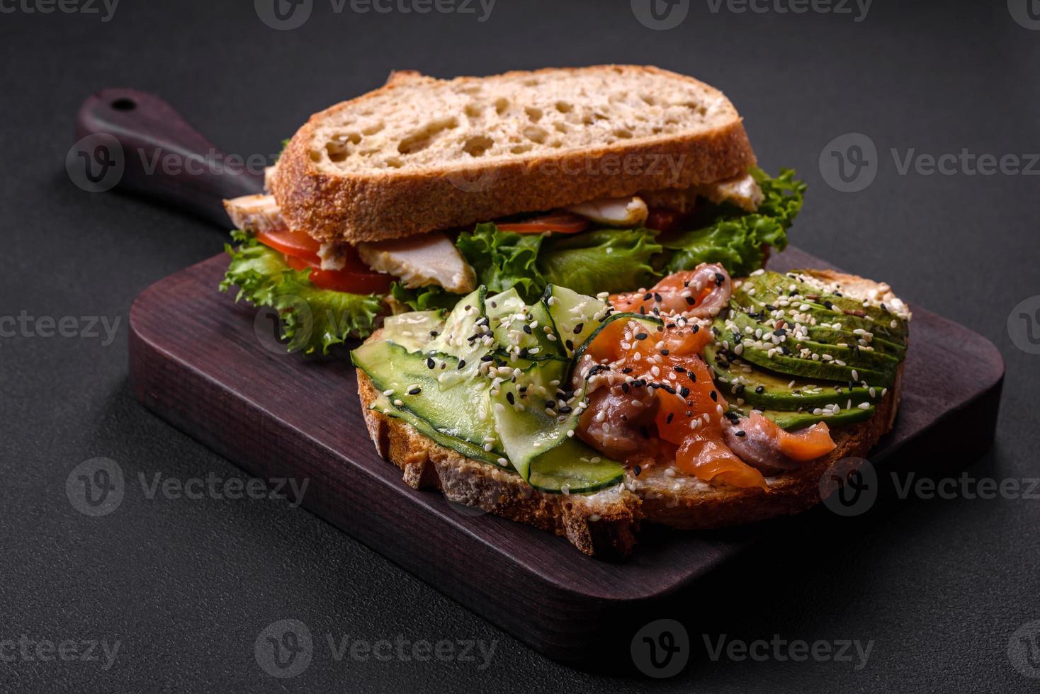 fresco gustoso Sandwich con salmone, avocado e sesamo e lino semi foto