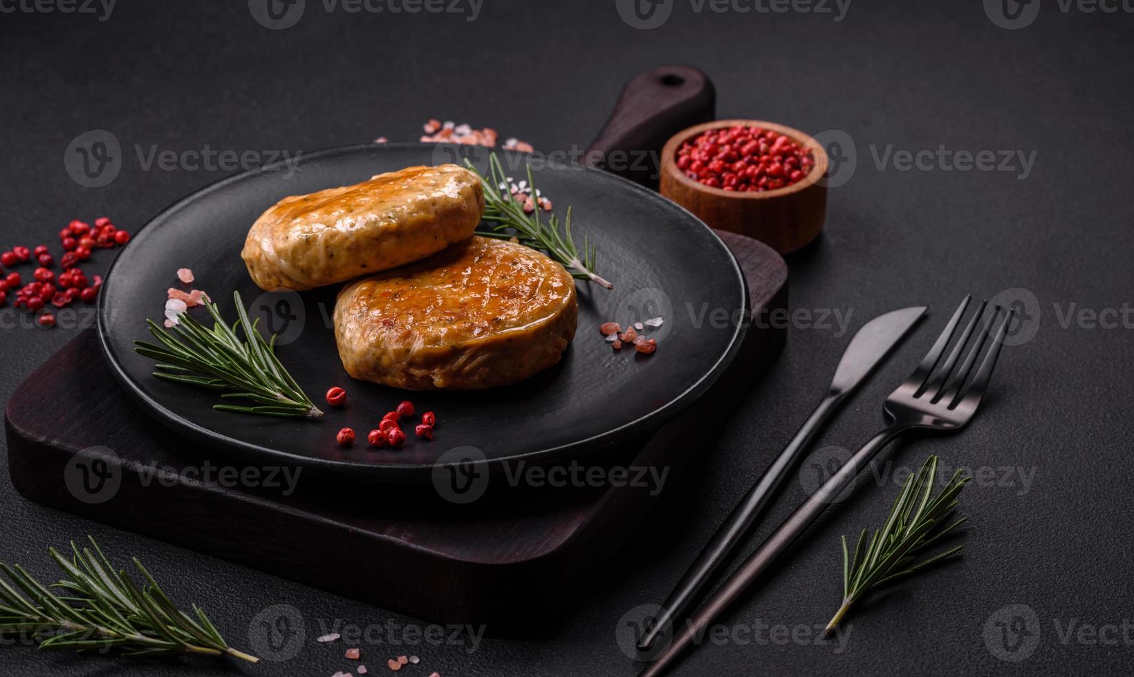 grigliato Polpette con spezie e erbe aromatiche o crepinette su un' nero piatto foto