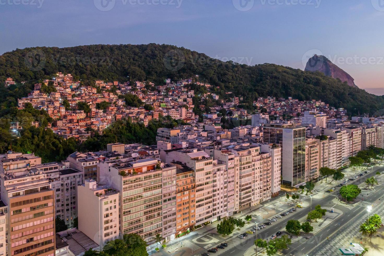 aereo fuco Visualizza di leme Quartiere nel copacabana con babilonia favela nel il sfondo a Alba, rio de janeiro, brasile foto