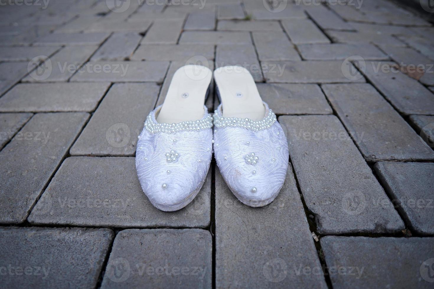 un' paio di quello dello sposo scarpe per un' tradizionale nozze cerimonia nel Indonesia foto