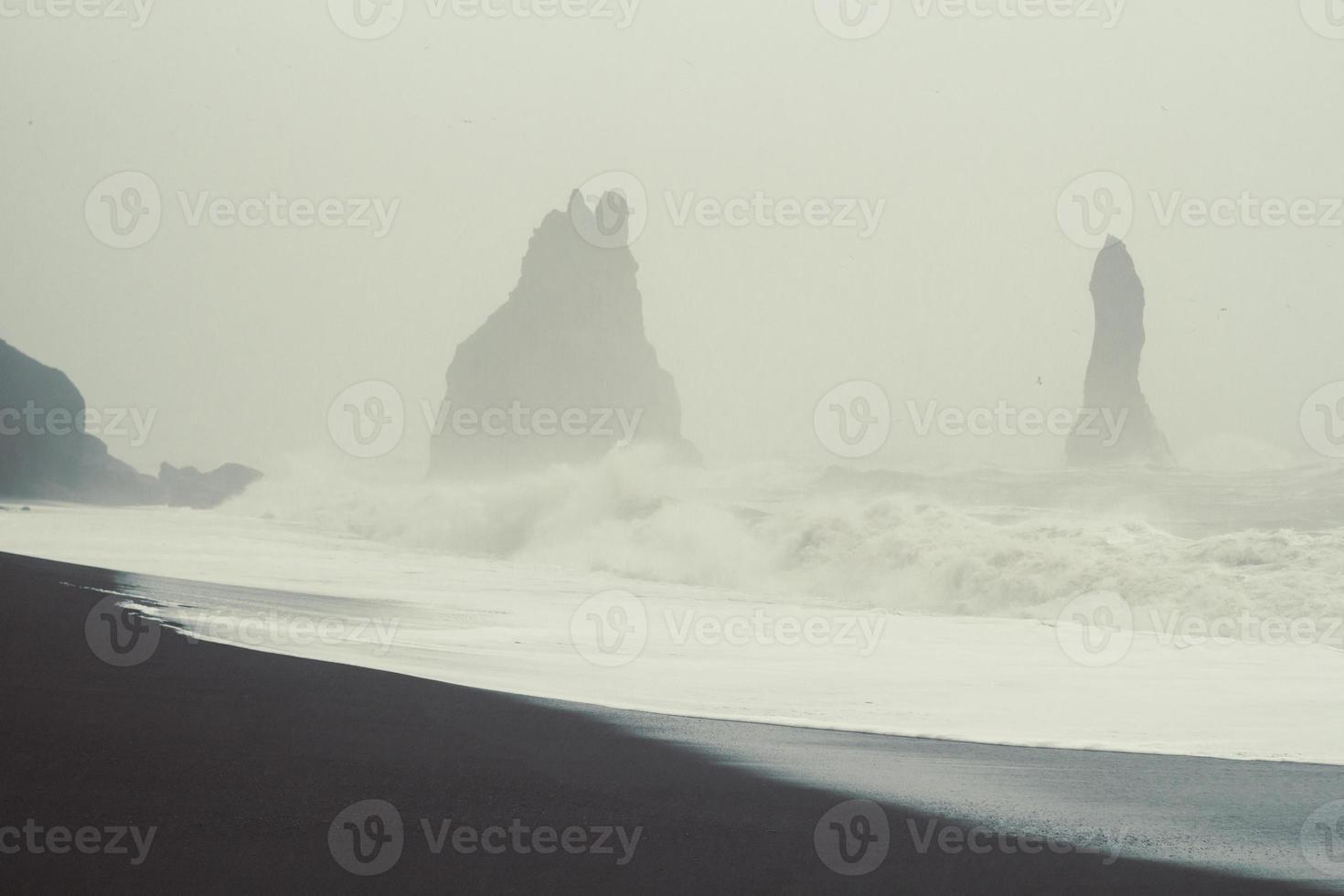 tempestoso tempo metereologico su spiaggia paesaggio foto