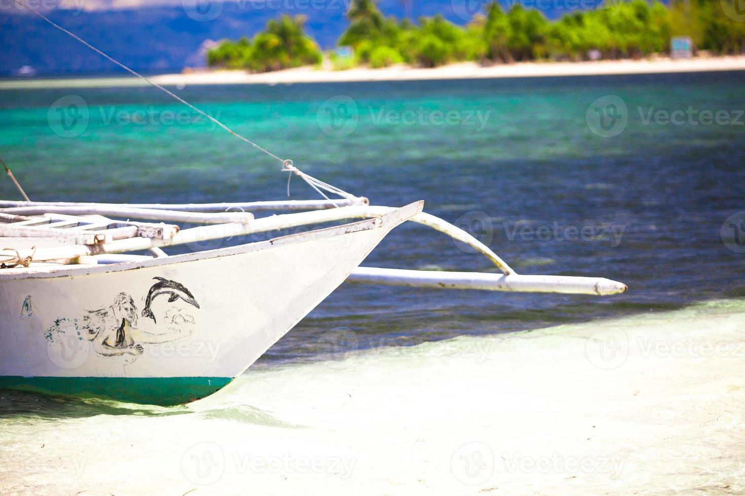 piccolo barca su bianca sabbioso tropicale spiaggia foto