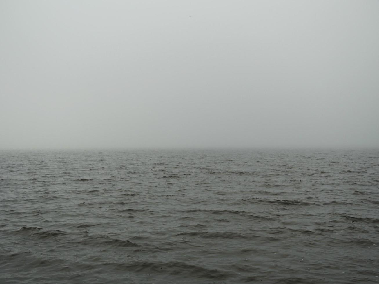 di spessore bianca nebbia al di sopra di il freddo inverno mare foto