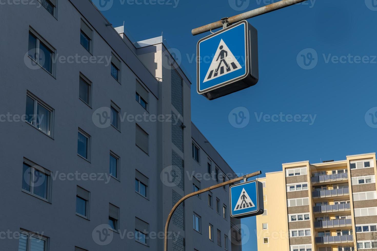 pedone attraversamento pedonale cartello nel un' città foto