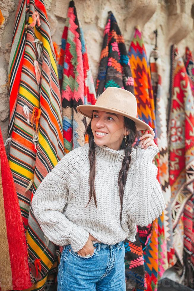 vecchio tradizionale Turco tappeto negozio nel grotta Casa cappadocia, tacchino kapadokya. giovane donna su vacanza nel tacchino foto