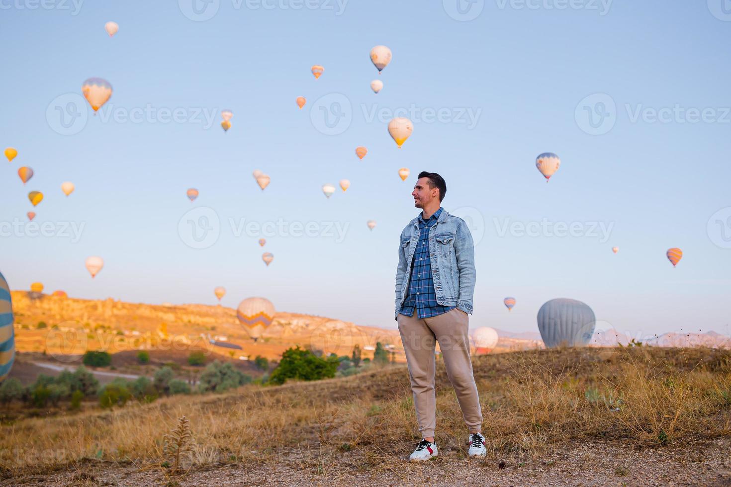 contento uomo durante Alba Guardando caldo aria palloncini nel cappadocia, tacchino foto