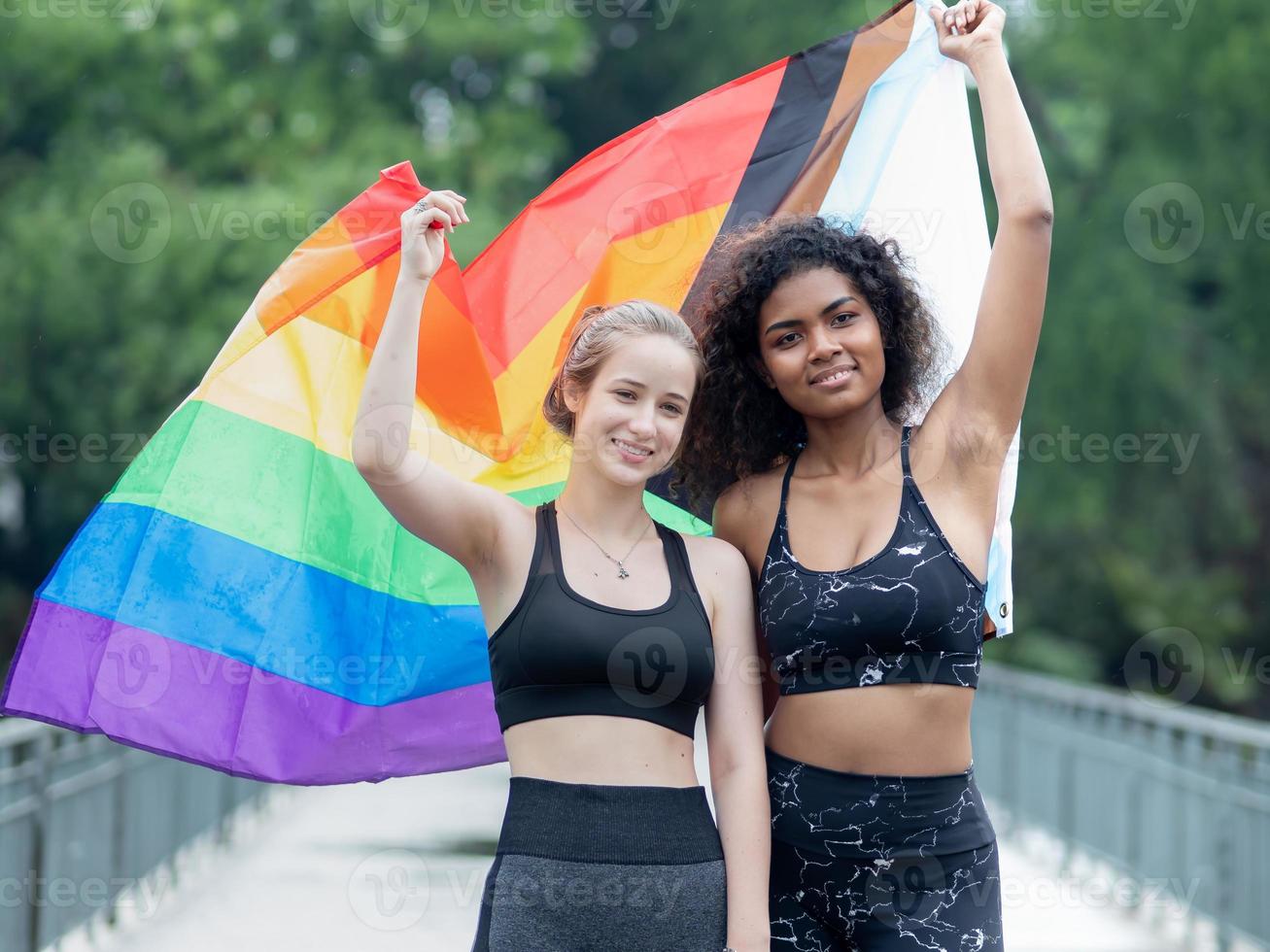 Due lesbica persone amicizia con arcobaleno orgoglio bandiera. allegro gay persona avendo divertimento insieme con uguaglianza rispetto per amore e la libertà stile di vita. diversità di giovane omosessuale coppia, LGBTQ diritti. foto