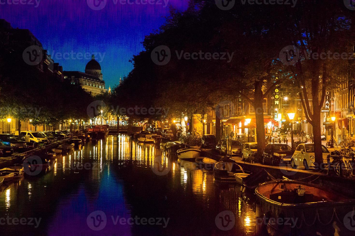 bellissimo canale nel il vecchio città di amsterdam, Olanda, nord Olanda Provincia. foto