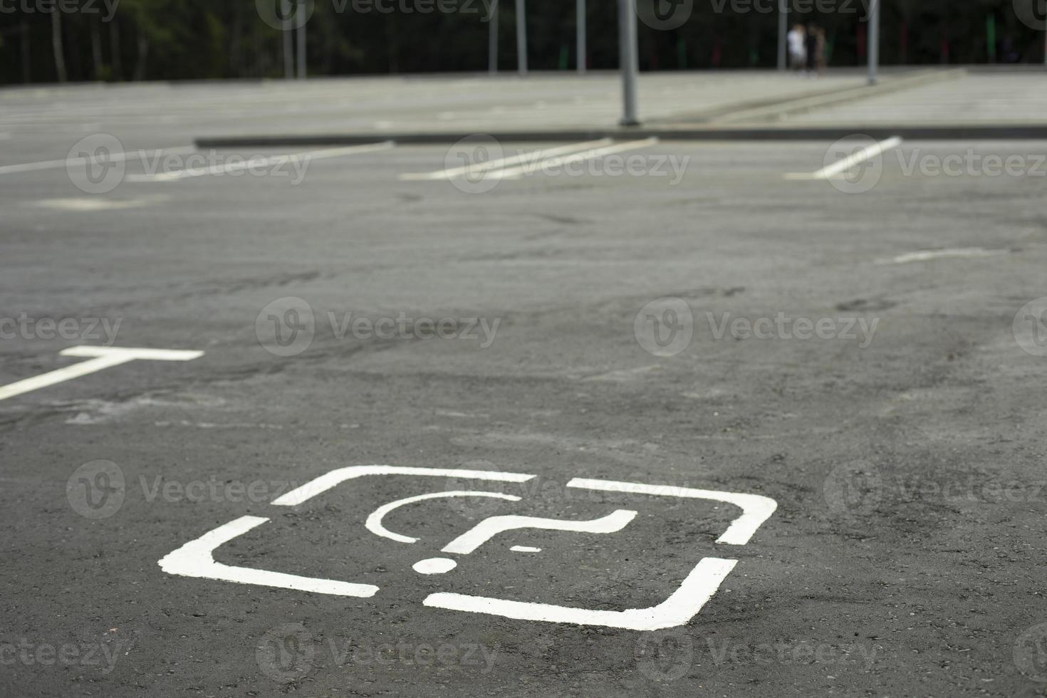 parcheggio per persone con disabilità. parcheggio particolari. marcatura posto per trasporto. foto