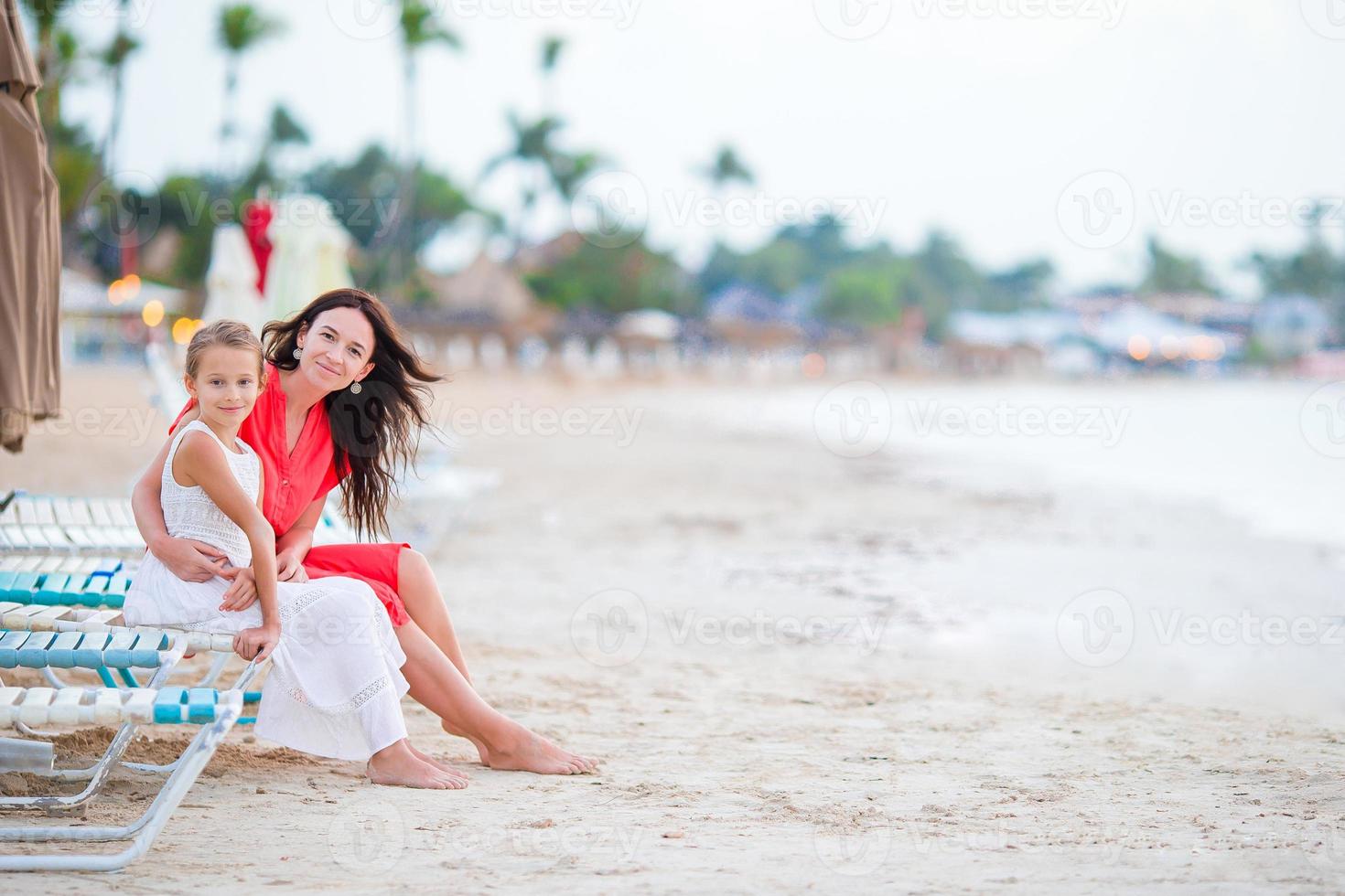 bellissimo madre e figlia a caraibico spiaggia godendo estate vacanza foto