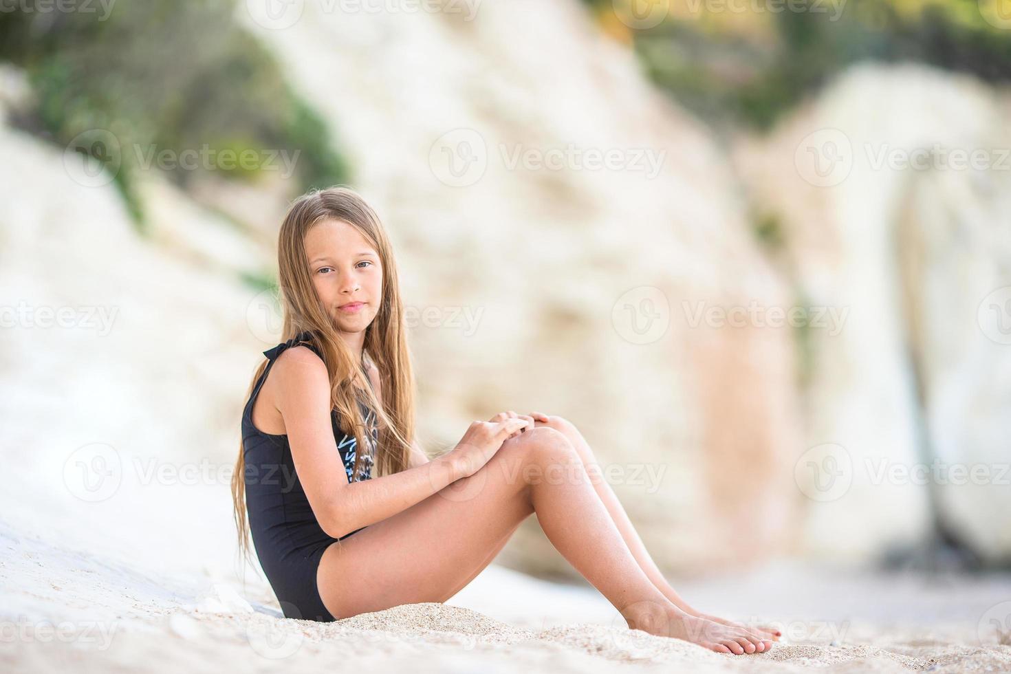 adorabile bambina divertirsi in spiaggia tropicale durante le vacanze foto