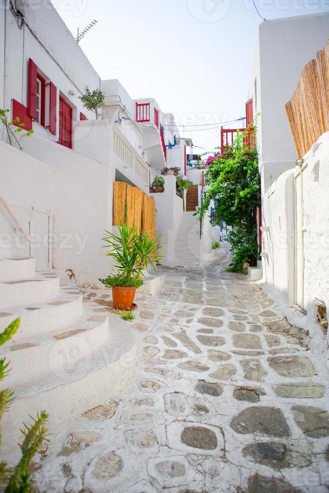 il stretto strade con blu balconi, scale, bianca case e fiori nel bellissimo villaggio nel Grecia. bellissimo architettura edificio esterno con cicladico stile nel mykonos foto