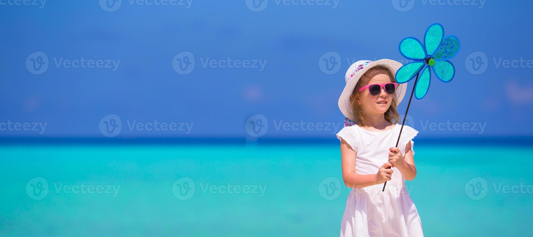 adorabile contento poco ragazza avere divertimento su spiaggia vacanza foto