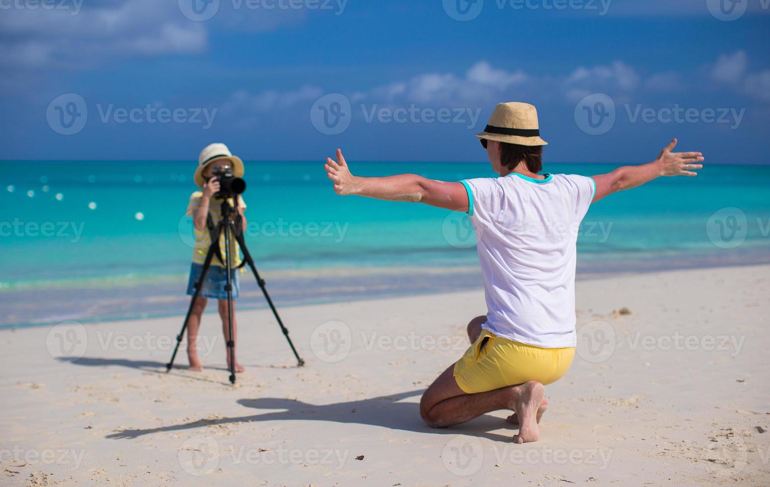 poco ragazza tiro con telecamera su tripode foto