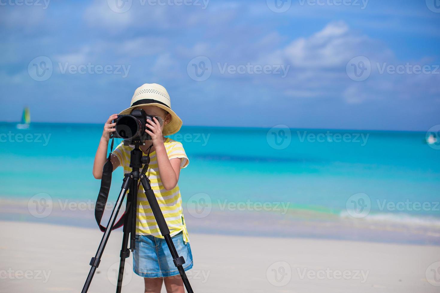 poco ragazza tiro con telecamera su tripode durante sua estate vacanza foto