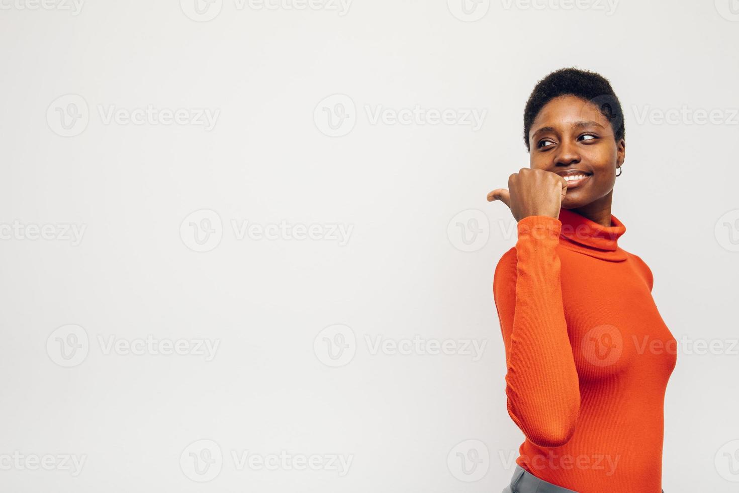 nero donna persona indossare un' rosso camicia su un' bianca sfondo foto