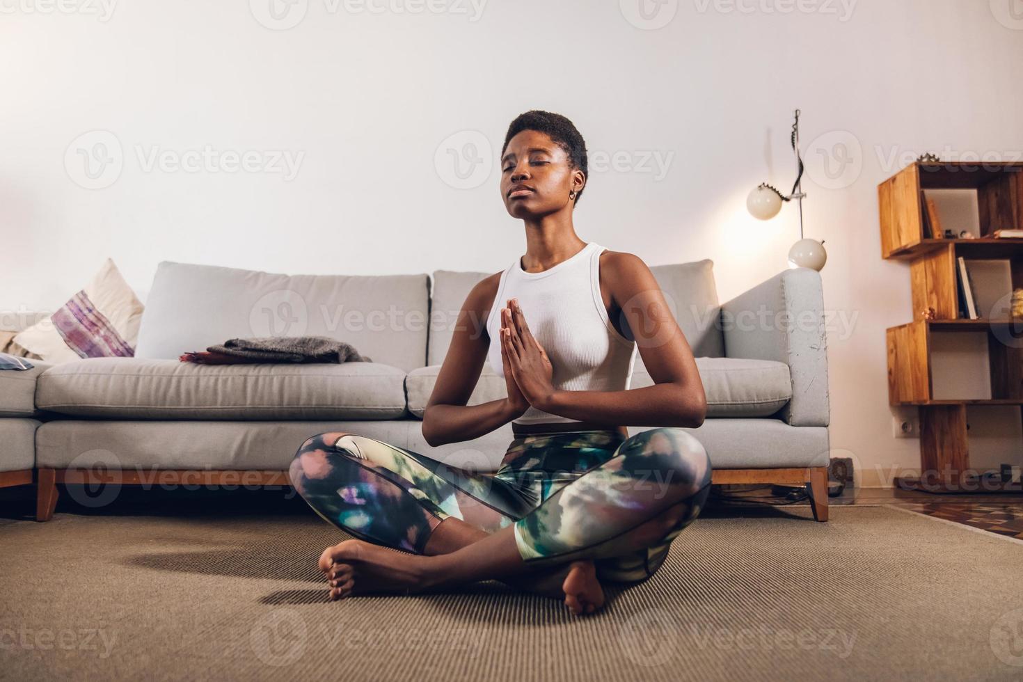 donna che fa yoga a casa foto