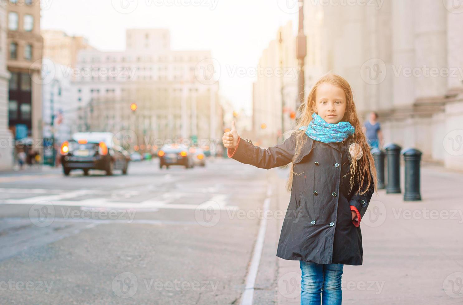 adorabile poco ragazza nel nuovo York città foto