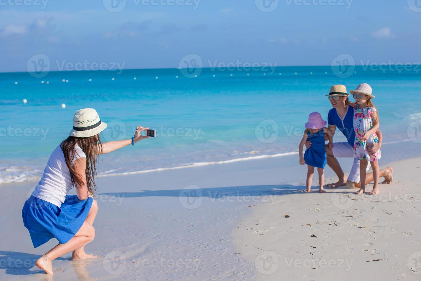 contento bellissimo famiglia su caraibico vacanza vacanza foto