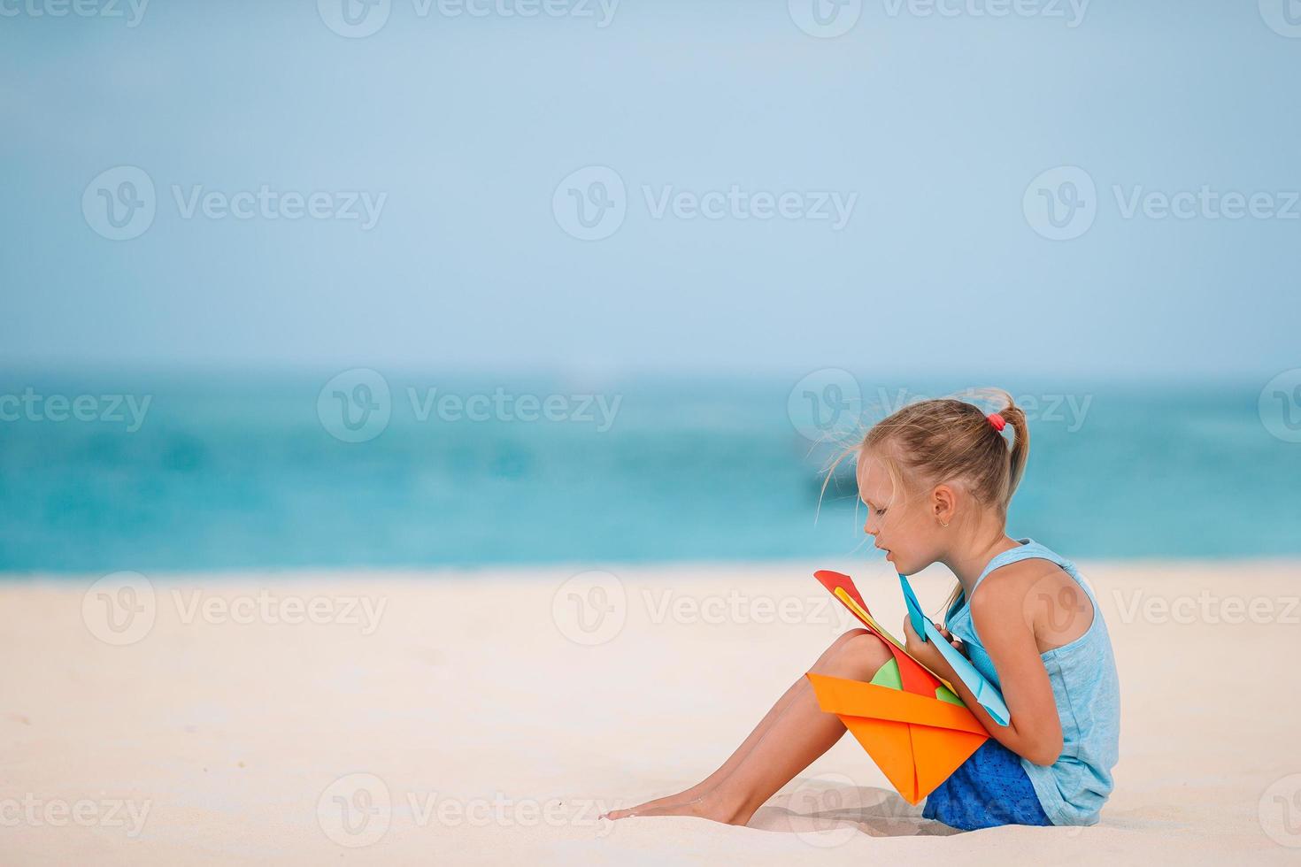 adorabile bambina divertirsi in spiaggia tropicale durante le vacanze foto