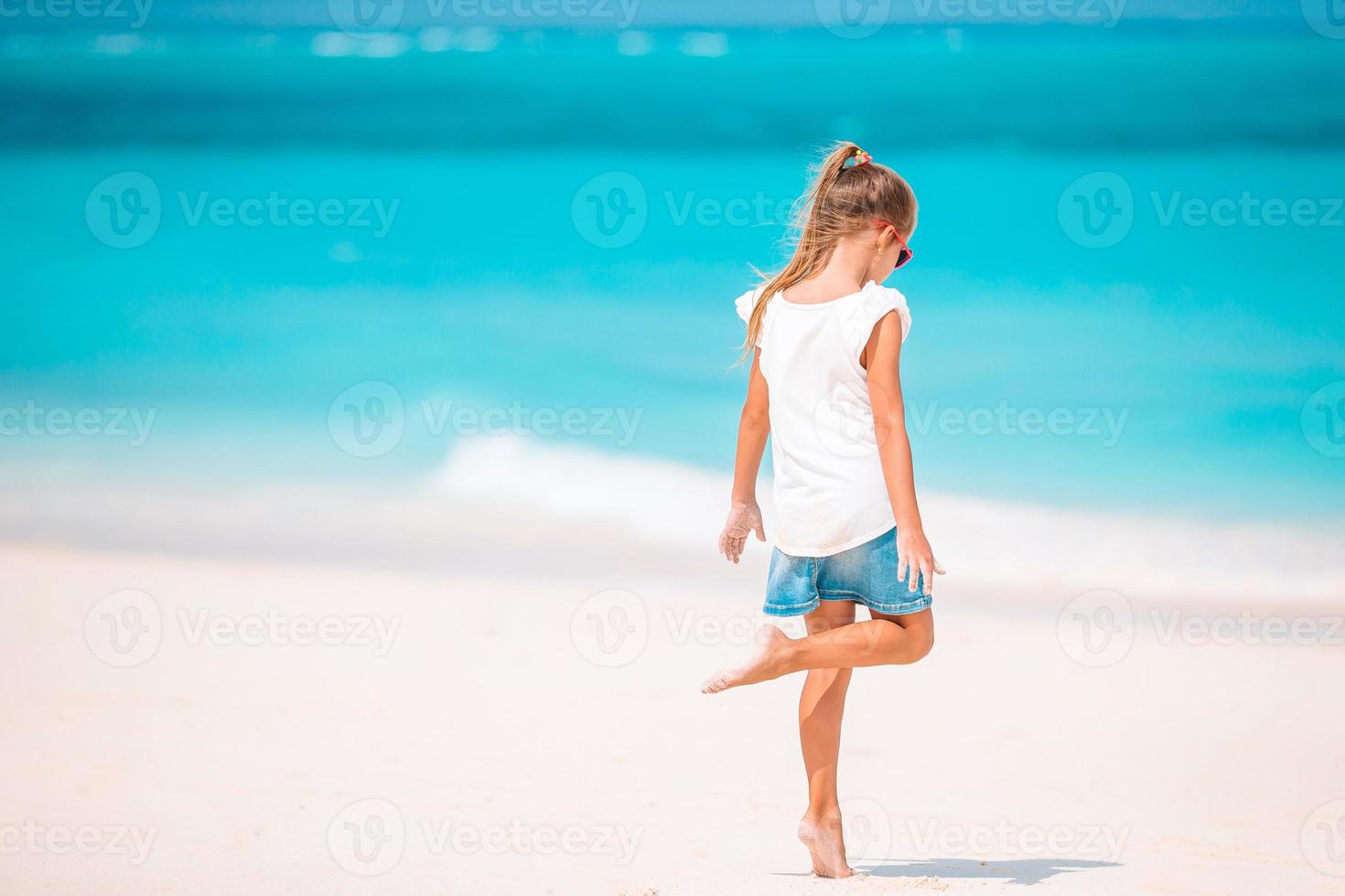 adorabile bambina attiva in spiaggia durante le vacanze estive foto