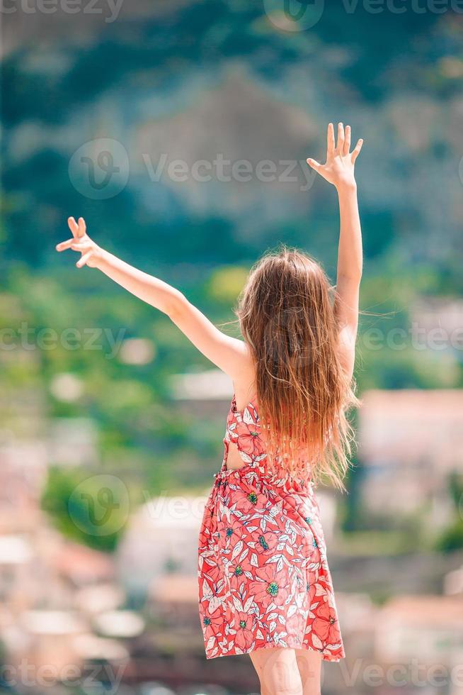 adorabile poco ragazza su caldo e soleggiato estate giorno nel positano cittadina nel Italia foto