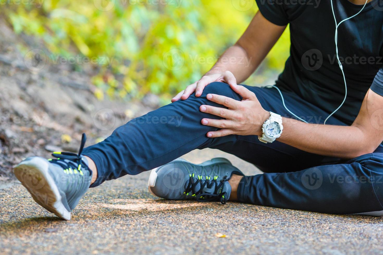 avvicinamento su scarpa di atleta corridore uomo piedi in esecuzione su strada foto