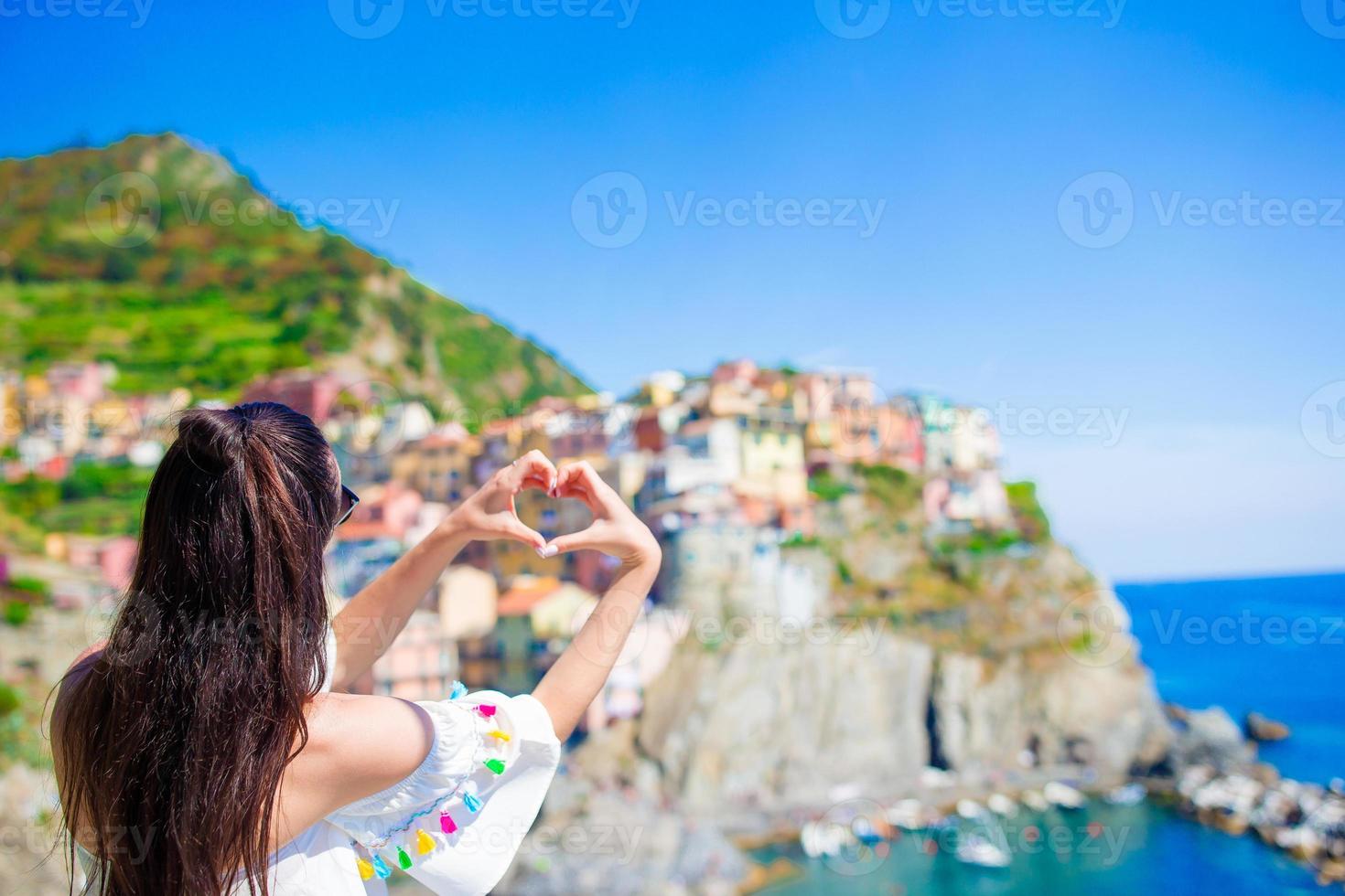 indietro Visualizza di contento ragazza sfondo bellissimo Visualizza di manarola, cinque terre, liguria, Italia foto