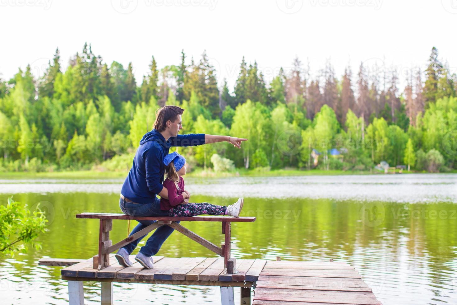 giovane padre e poco ragazza pesca all'aperto foto