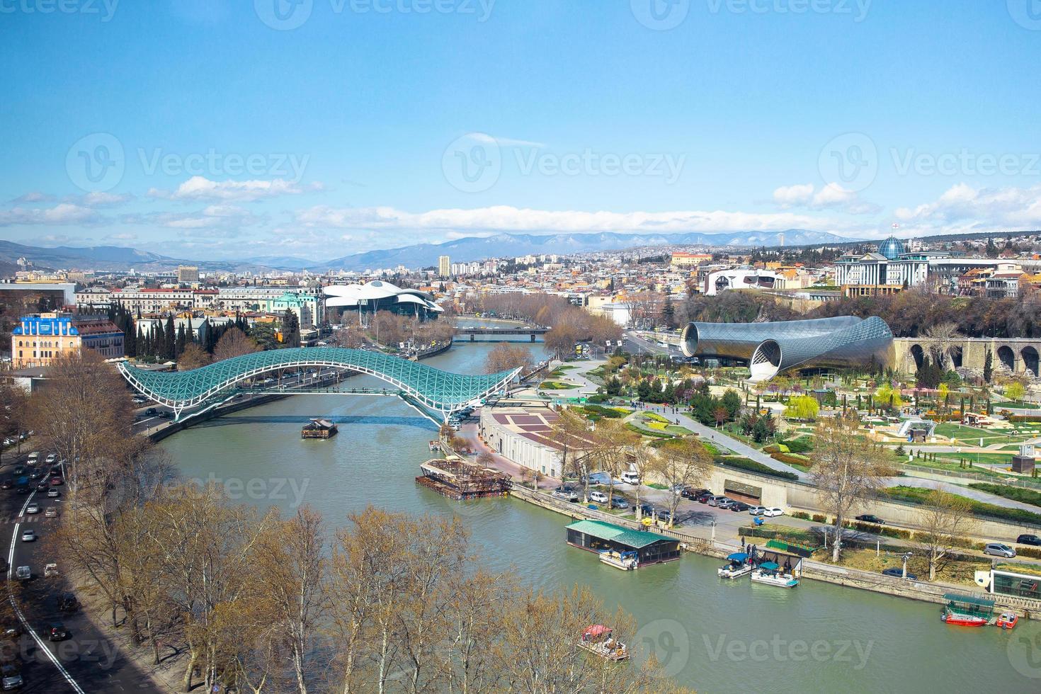 vecchio città, nuovo estate rike parco, fiume Kura, il europeo piazza e il ponte di pace foto