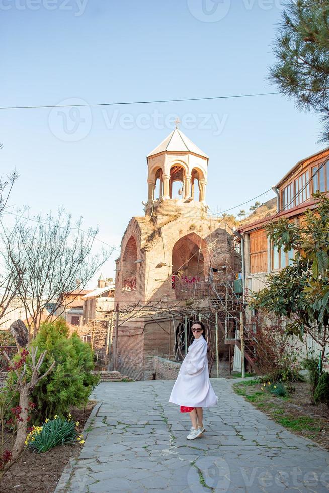 bellissimo donna turista a piedi nel vecchio Tbilisi foto