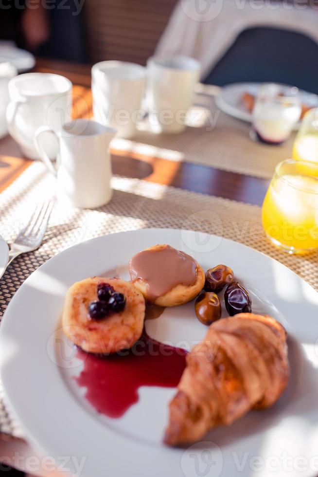 fresco e Delizioso prima colazione nel all'aperto bar a europeo città foto