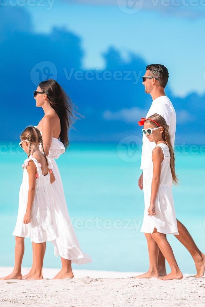 contento bellissimo famiglia con bambini su il spiaggia foto