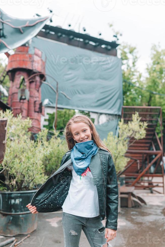 poco elegante ragazza su un' freddo motociclista festa foto