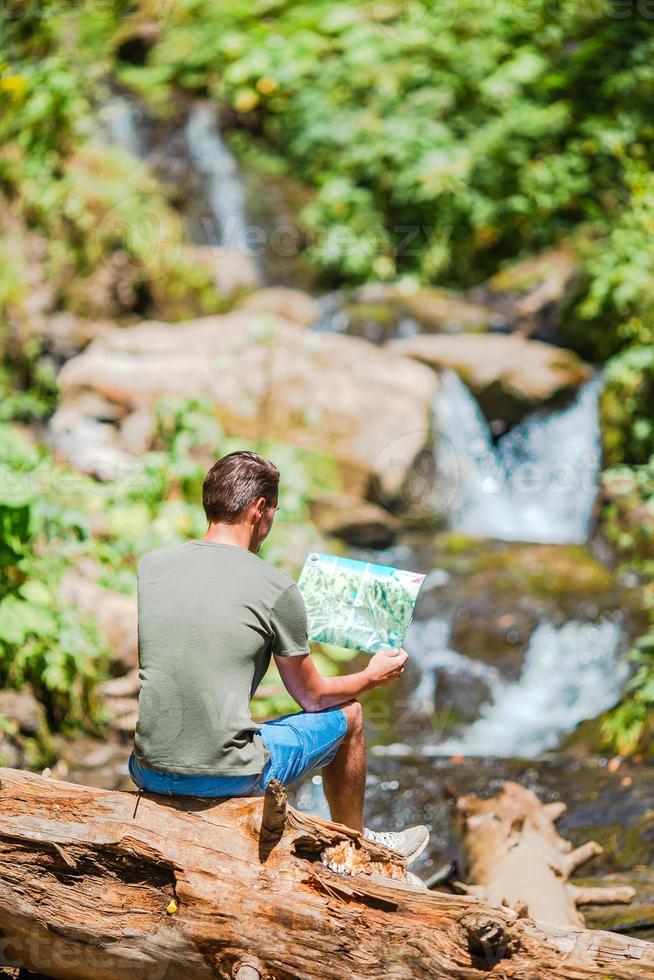 uomo godendo Visualizza di cascata nel gungle foto