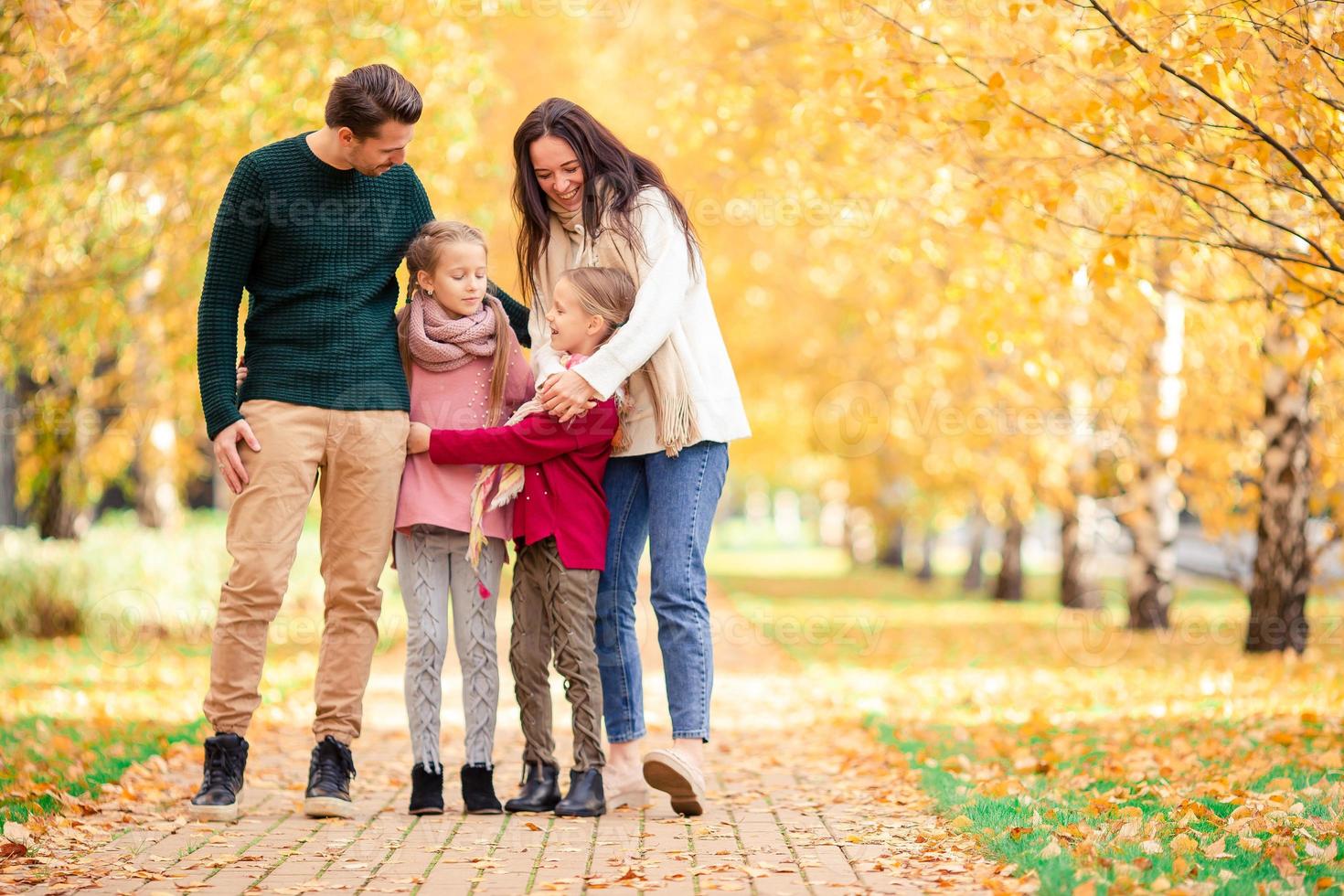 ritratto di contento famiglia di quattro nel autunno giorno foto